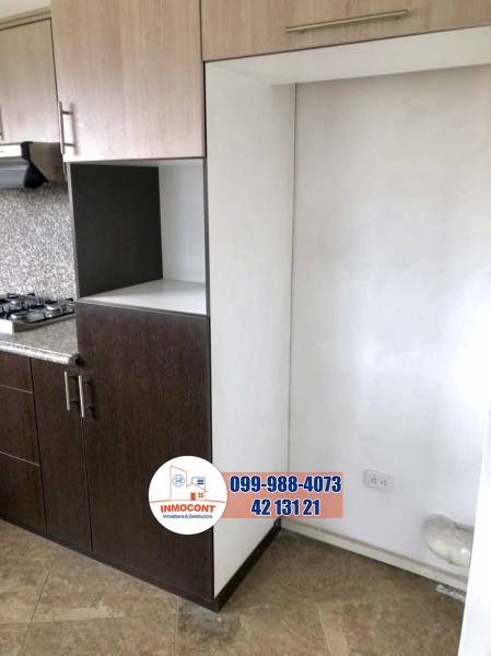 C764 Casa comercial en venta, frente a vía principal con local comercial